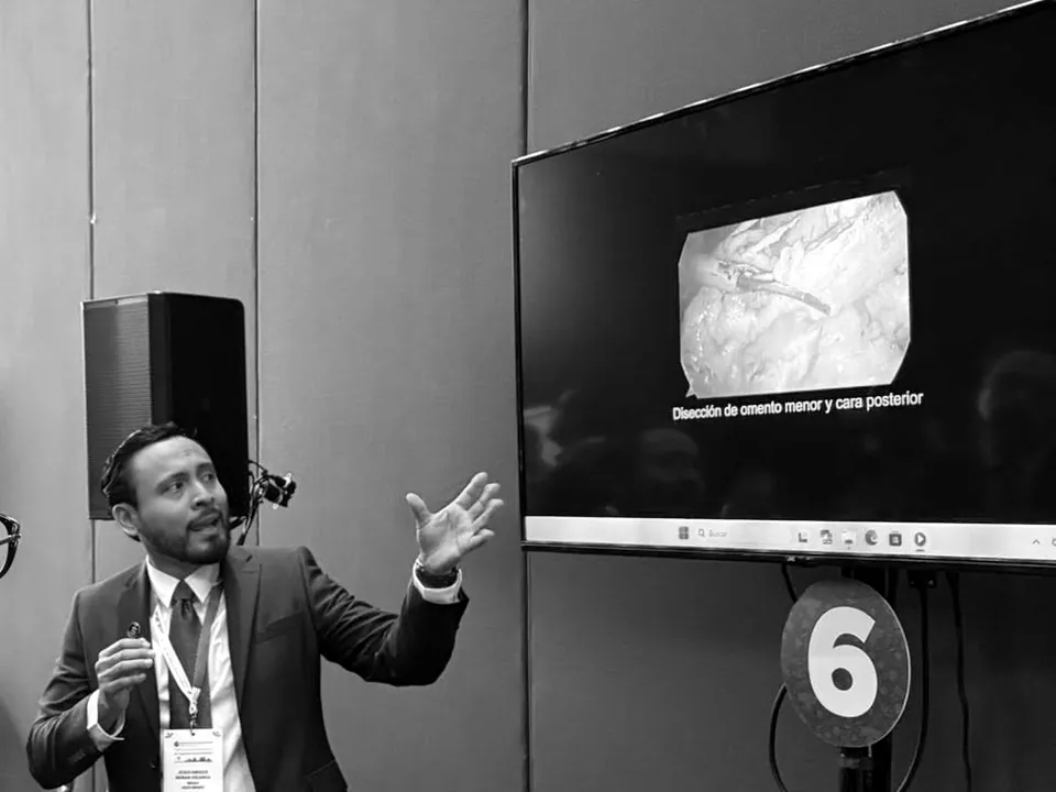 El Dr. Enrique Moran explica el video laparoscópico del caso en el Congreso Internacional de Cirugía Endoscópica 2026