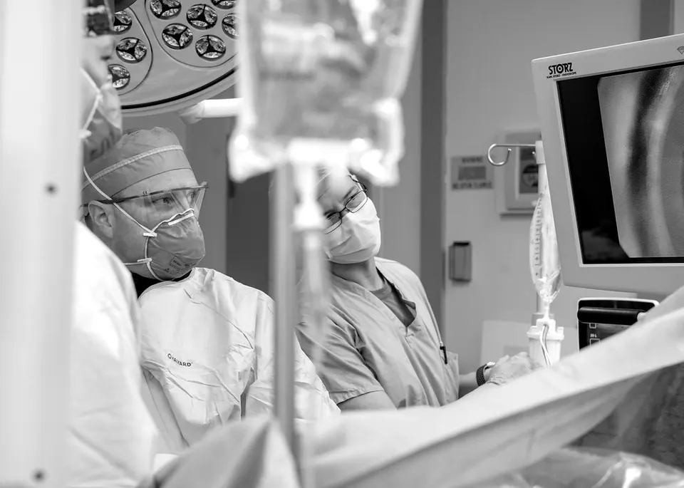 Cirugía de hernia abdominal: imagen de referencia del quirófano